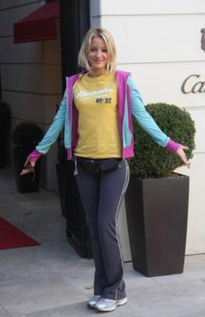 Bade İşçil - Güzel oyuncu Türkiye'nin uzun boylu ünlülerinden. Boyu 1.75 cm.