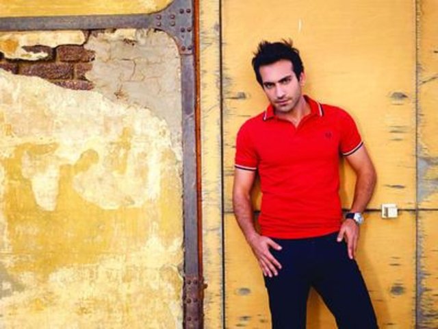 Buğra Gülsoy - Genç aktörün boyu 173 cm.