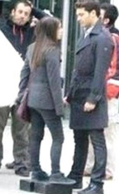 Hatta dizide bir sahnenin çekimi sırasında Kaya'nın ayaklarının altına takoz konularak boyu Ulusoy'a yakın hale getirilmişti. Bu durum da uzun süre gündemde kalmıştı.