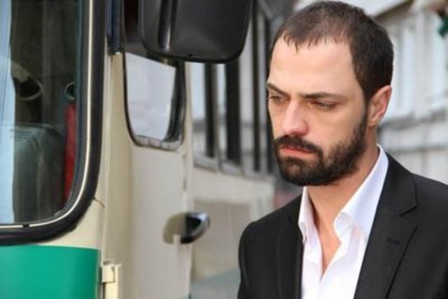 Ertan Saban - Aktörün boyu 1.88 cm.