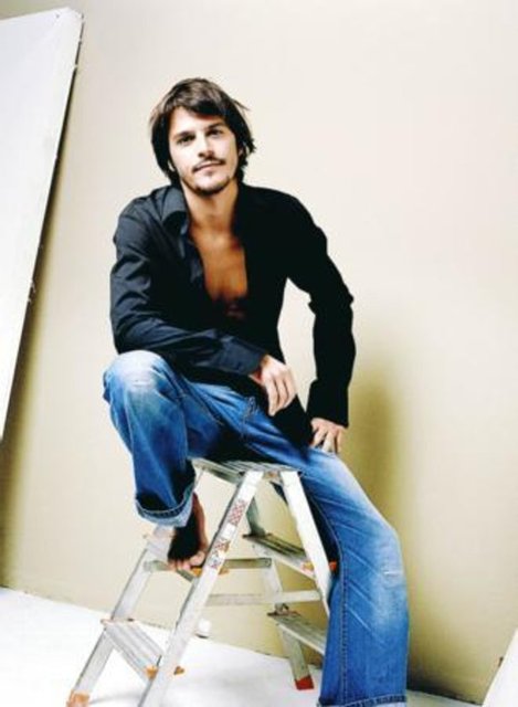 Mehmet Günsur - Aktörün boyu çok uzun değil. Günsur 1.70 cm boyunda.