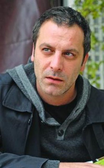 Ozan Güven - Yakışıklı aktör 1. 75 cm boyunda.