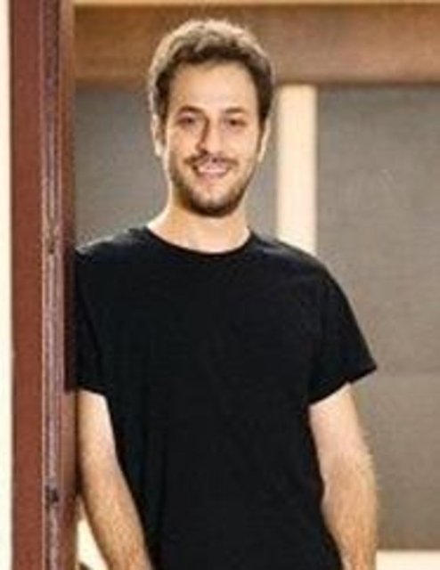 Kaan Taşaner - Genç aktör 1.78 cm boyunda.