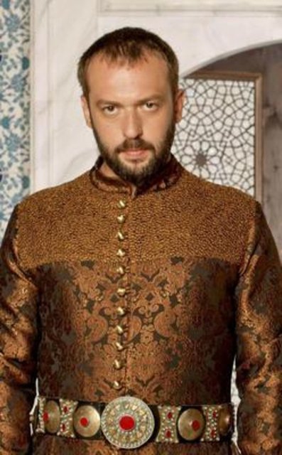 Okan Yalabık - Onun boyu 1.83 cm.