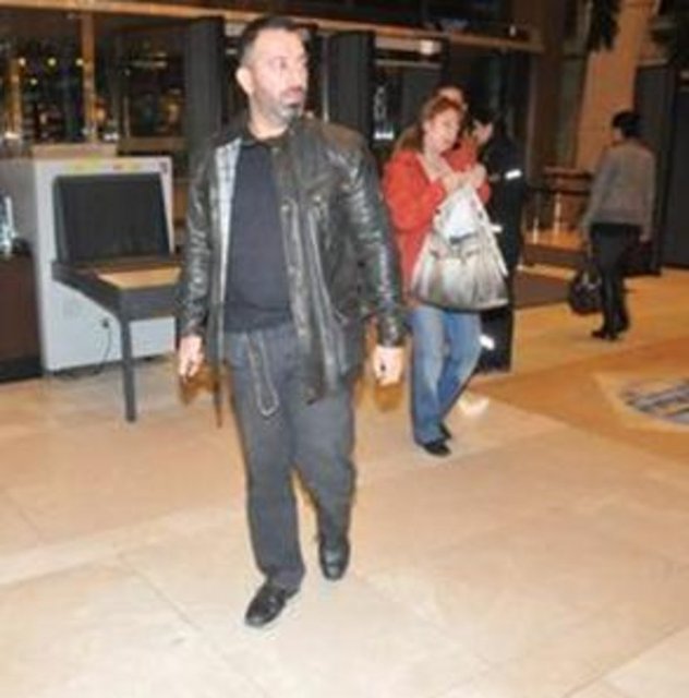 Cem Yılmaz - Onun boyu 1. 72 cm.