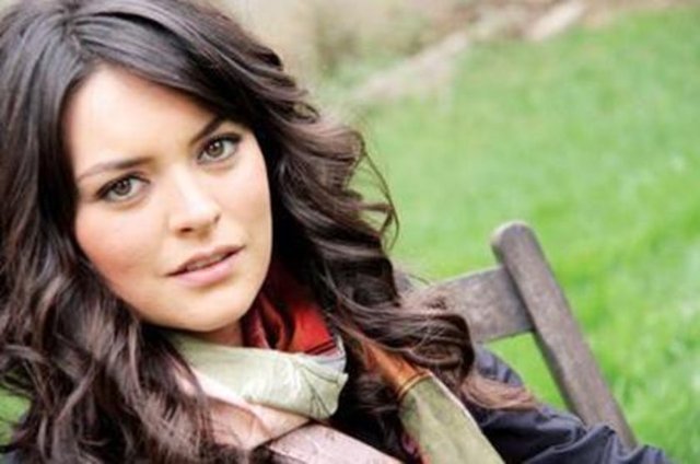 Ezgi Mola - Sevimli oyuncu 1. 63 cm boyunda.