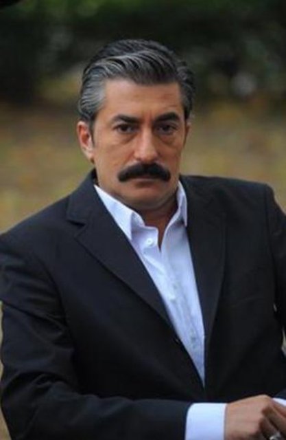 Erkan Petekkaya - Türkiye'nin en uzun boylu ünlülerinden biri. Aktör 1. 89 cm boyunda.