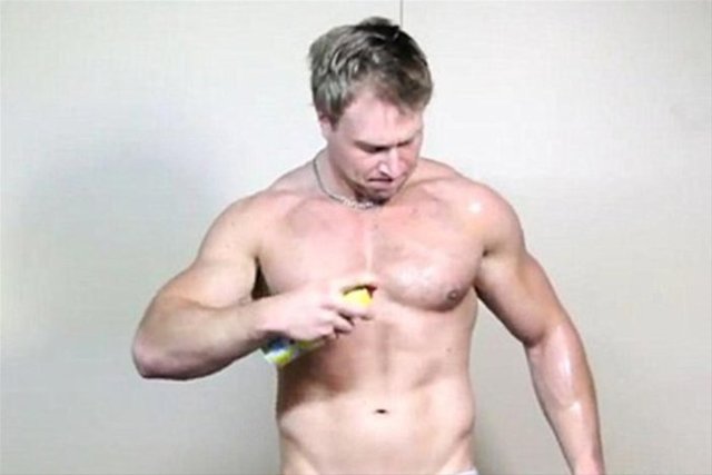 Bedenini yağlayıp fotoğraflarını çekti.