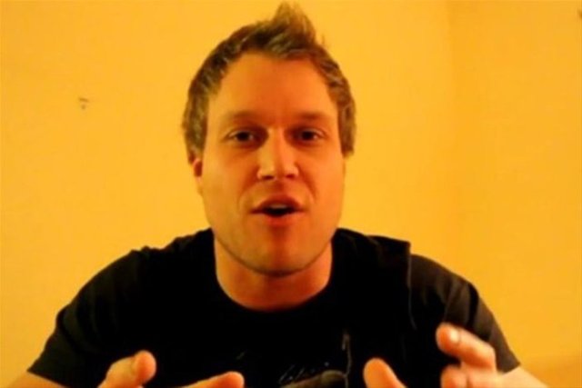 'Furious Pete' adlı internet günlüğü yazarı ve yeme şampiyonu bu fotoğrafların nasıl yapıldığını sitesinde anlattı. İşin hilesi, kaslı fotoğrafınızı önce çekmek. Ardından bol cips yiyip, 2 litre gazlı içecek içip göbekli halinizi fotoğraflamak...