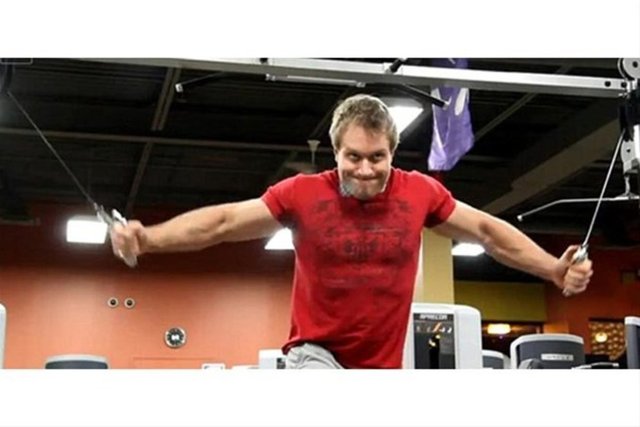 'Furious Pete' adlı internet günlüğü yazarı önce spor salonuna gidip sıkı bir antrenmana girdi.
