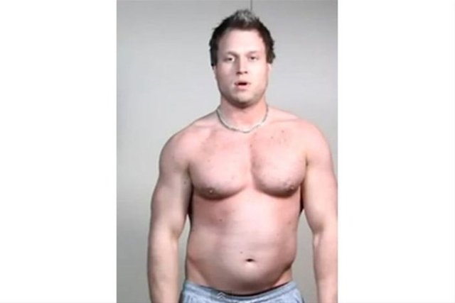 Aralıksız yemek yiyip gazlı içecekler içen yazar ardından şiş karnıyla poz verdi.