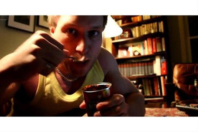 Günlük yazarı ikinici aşamada ise televizyonun karşısında bol bol cips yiyip...