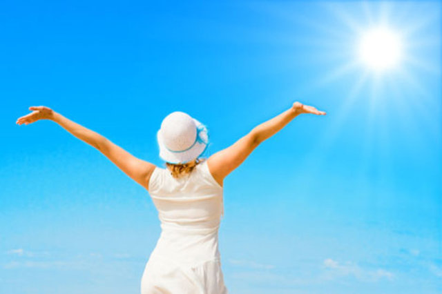 Bir yaşından büyük çocukların ise güneşin etkin olduğu saatlerde dışarıda olmaları durumunda mutlaka kenarlı şapka takması gerektiğini anlatarak