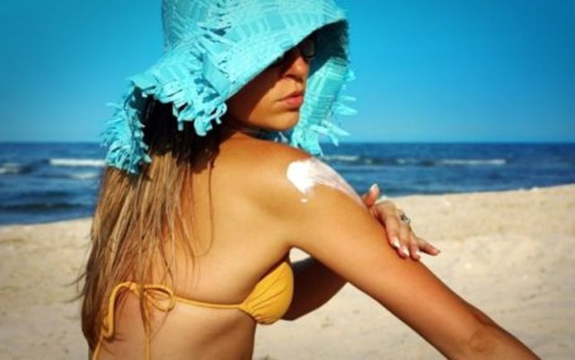 deniz kenarında yüksek korumalı kremlerin kullanılmasını tavsiye etti.