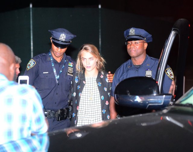 Cara Delevingne'nin polislerle fotoğraf çektirmesi ilginç görüntülere sahne oldu.