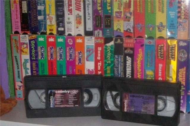 -  - DVD yerine VHS -  - DVD kayıtlar 1995 yılına kadar üretilmedi. O yıllarda filmler VHS kasetlerden izleniyordu.