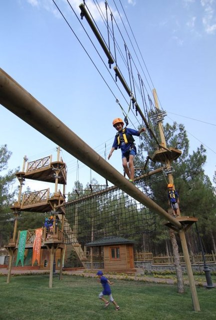 Büyükşehir Belediyesi'nce Erikçe ve Burç ormanlarında oluşturulan Yaşayarak Öğrenme Merkezi'nde kampa katılan 9-15 yaş arası çocuklara, zor şartlarla başa çıkma konularında eğitim veriliyor.