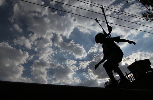 Çocuklar, fiziksel aktivitelerin yanı sıra kültür-sanat etkinlikleri kapsamında ebru ve keçe üzerine resim çalışmalarına katılıyor, çeşitli oyunlar oynuyor.