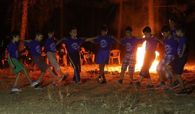 Havanın kararmasıyla kamp ateşinin etrafında toplanarak, dans gösterilerinin yanı sıra seslendirdikleri şarkı ve türkülerle de eğlenme imkanı bulan çocuklar, akşam ormanda kurulan iki kişilik çadırlarda istirahate çekilerek günün yorgunluğunu atıyor.