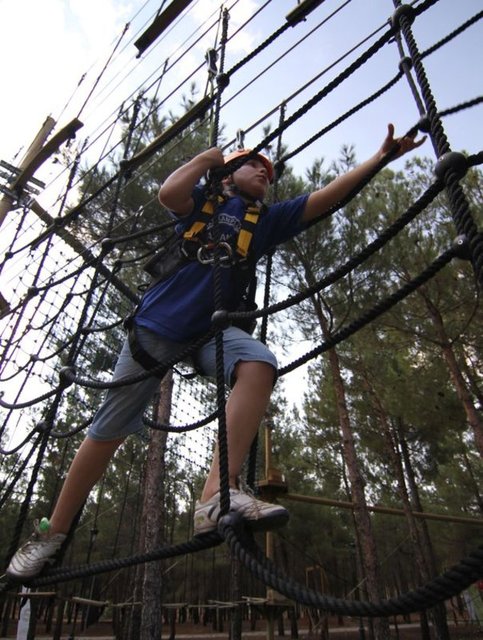 Eğitmenlerin kontrolünde yapılan uygulamalarda, çocuklar birbirinden zorlu engelleri tek başlarına geçiyor.