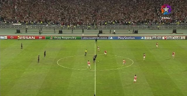 Karşılaşmanın başlama vuruşunda topu Arsenal kalesine gönderen Demba Ba golle buluşuyordu.