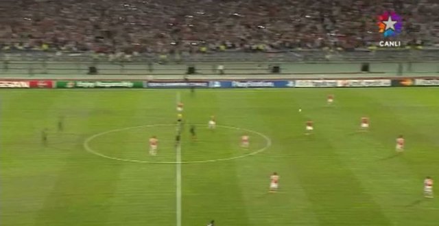 Rüzgarın da etkisiyle beraber sert bir şekilde Arsenal kalesine giden topu İngiliz takımının kalecisi Szczesny zorlukla çıkardı.