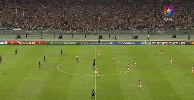 Şampiyonlar Ligi play off turu karşılaşmasında Beşiktaş-Arsenal karşı karşıya gelirken Demba Ba'nın başlama vuruşuyla birlikte Arsenal kalesine gönderdiği füze maç damga vurdu.