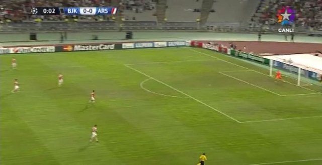 Beşiktaş böylelikle maçtaki ilk tehlikeyi yaratmış oldu.