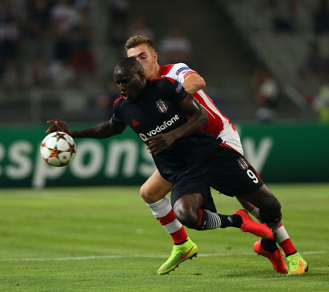 "O nasıl konsantredir ya başka kaleci olsa o demba ba'nın şutunu yerdi..Beklenmedik bir şuttu"