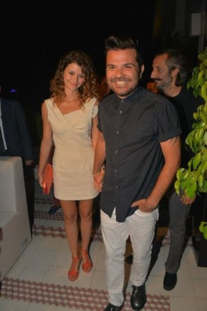 Kenan Doğulu, kulübe eşi Beren Saat'le el ele geldi.