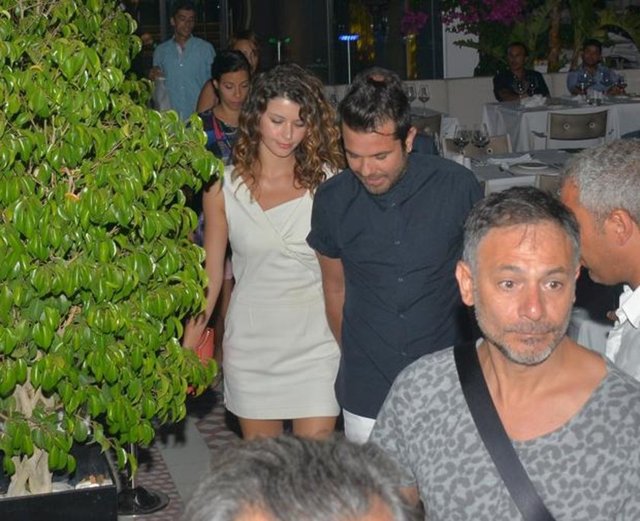 Eşini kulisten dinleyen Saat, konserin sonunda seyircilerin arasında oturan Doğulu ailesinin yanına gitti.