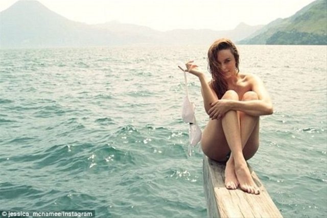 Bikinisinin üst kısmını çıkaran güzel oyuncu bu pozu instagram hesabından paylaşınca hayranlarını şaşkına çevirdi.