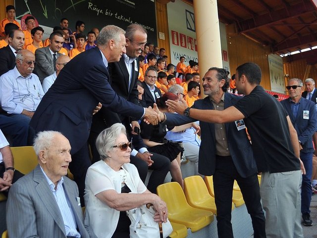 -  - Törene, Galatasaray 2. Başkanı Özkan Olcay ve yönetim kurulu üyeleri, teknik direktör Cesar Prandelli, Galatasaraylı eski yöneticiler Ali Dürüst ve Abdurrahim Albayrak, yöneticiler, futbolcular, ailesi ve sevenleri katıldı.