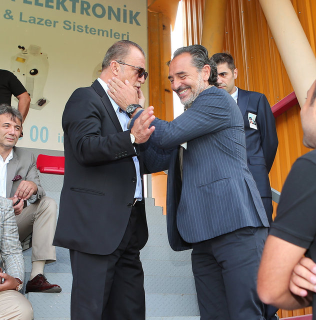 Galatasaray'ın teknik direktörü Prandelli, Fatih Terim'in yanına giderek Cimbom'un eski hocasının elini sıktı. İkili bir süre sohbet etti.