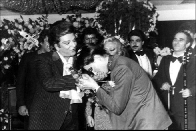 Zeki Müren-Bülent Ersoy  - Türk sanat müziğinin iki önemli ismi yıllardır birbiriyle kıyaslanır, hatta bu kıyasın hiç bir zaman son bulmayacağına inanılır.  Sanatlarını icra edişleri bakımından farklı tatlara sahipler.Onları ayıran tek bir özellik var.