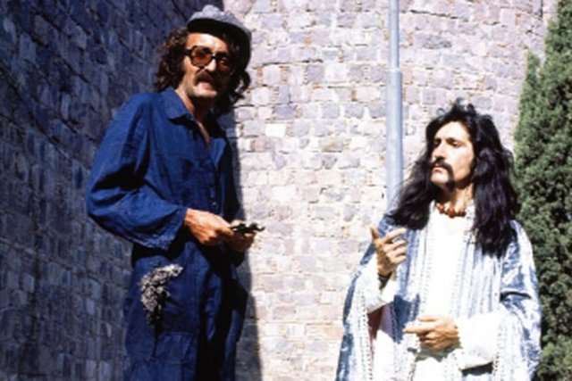 Cem Karaca-Barış Manço  - Türk rock müziğinin efsanevi 2 ismiydi Cem Baba ve Barış Abi.Onlar her fırsatta bir araya gelip dostluklarının yegâne olduğunu gösterseler de yıllar sonra aralarında inceden bir rekabet olduğunu Cem Karaca'nın eşi açıklamıştı