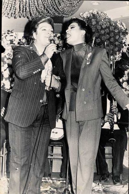 Bu özellik de onları birer Zeki Müren ve Bülent Ersoy yapmıştır. Zeki Müren bir eşcinseldi. Ölene kadar kadın kılığında yaşadı.Fakat kendini erkek diye sunmaktan kaçınmadı.Toplum da aynı şekilde onu 'Paşa' olarak andı.