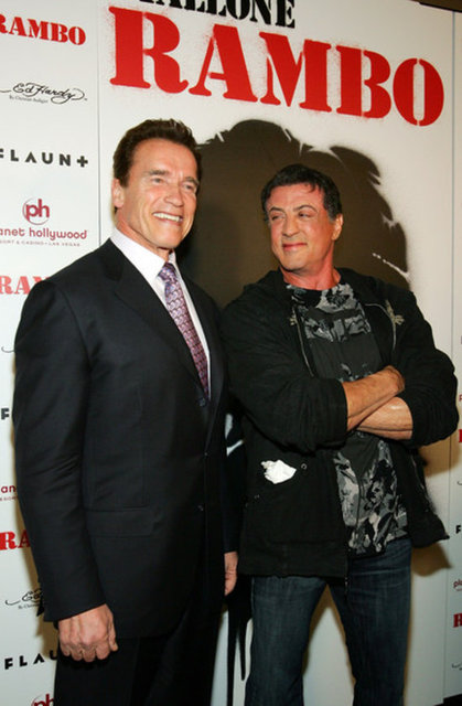 İki aktör de kariyerlerinde bir dönem vurdulu kırdılı filmlerden bıkarak komedi filmlerinde boy göstermiş Stallone,"Oscar" ve "Dur Yoksa Annem Ateş Edecek" adlı filmlerde rol almış, Arnold ise "İkizler" ve "Junior"da oynamıştır.