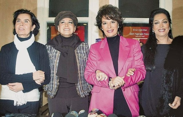 Halk birini diğerinde ayırt etmeden sevse de bir süre sonra onların da arasında tatlı bir kıyaslanma yaşanarak sevenleri Türkancılar, Hülyacılar gibi bölünmeler yaşadı.