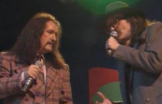 Dönemin ve o dönemdeki sanatçıların saygınlığından olsa gerek bir kişi Barış Manço'yu severek dinlerken Cem Karaca'dan nefret etmezdi.