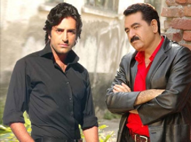 Mahsun Kırmızıgül-İbrahim Tatlıses  - Kırmızıgül ile Tatlıses'in yollarının ilk kesişmesi aslında 80'lerin sonunda oluyor. Mahsun'un 'Sarışınım' adlı bir şarkısı var ama Mahsun'un sesi daha oturmadığından bu şarkı ve Kırmızıgül patlama yapamıyor.