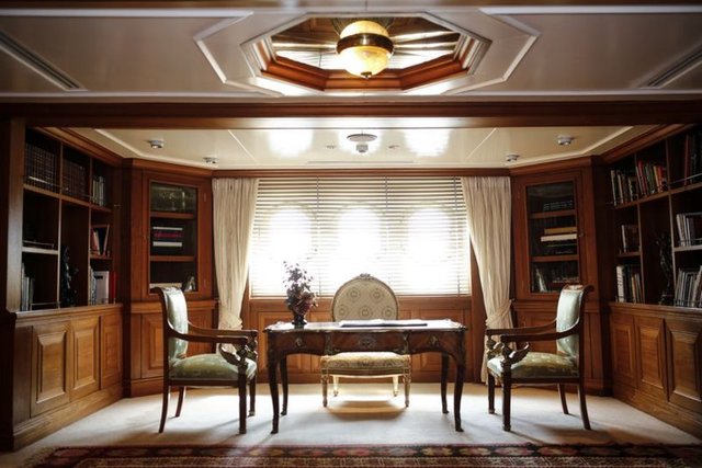 Savarona'nın elektronik tesisatı ve cihazları başta olmak üzere lüzum görülen kısımları yenilendi, her yeri boyandı.