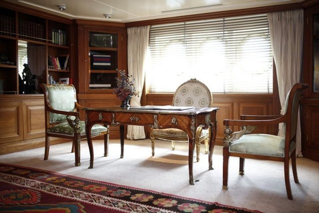 Atatürk'ün 55 gününü geçirdiği odaya, çalışma odası olarak kullandığı bölümden girilebiliyor. Odaya girince her şeyin o döneme uygun şekilde yerleştirildiği görülüyor.