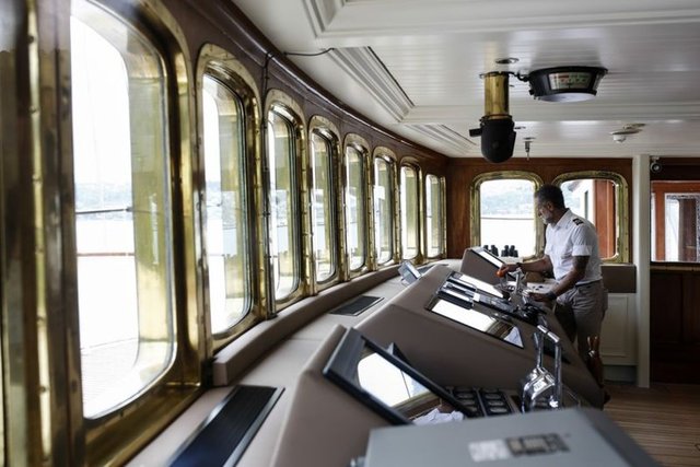 Vatandaşların meraklı bakışları altında bütün ihtişamıyla İstanbul Boğazı'ndan geçen yat, Avşa'ya gitti. Yatın bakımında ince elendi sık dokundu.