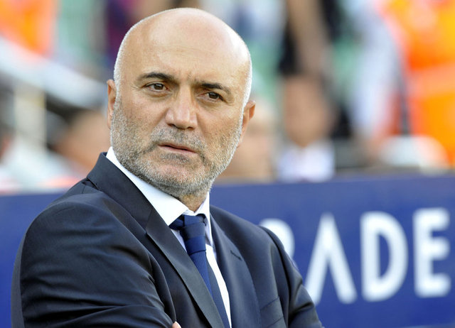 Hikmet Karaman: - "Arsenal ile hazırlık maçı yapacaktık. Maçtan önce gittim Arsene Wenger'e, "Tam kadronu çıkar da güçlerimizi görelim' dedim. Tam kadro çıktılar, 4 tane attık". (2001 - Karaman Kocaelispor'dayken)