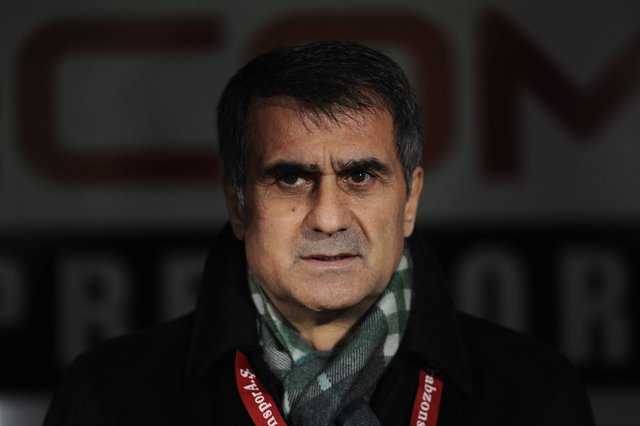 Şenol Güneş: - "Çoğu zaman Zonguldak maden işçilerinin eldivenleri ile kalecilik yaptım. Eskiden açlar futbol oynar toklar izlerdi, şimdi toklar futbol oynuyor açlar izliyor"