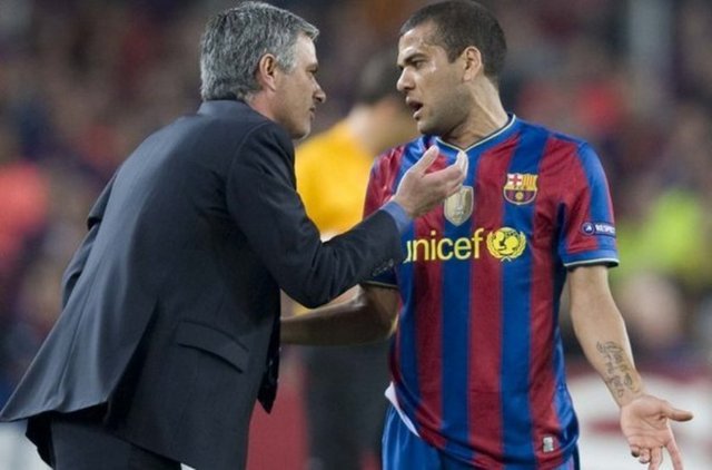 Jose Mourinho: - Barcelonalı Dani Alves'in "Mourinho iyi bir hoca olabilir ama sonuçta futbolu bulmadı" sözü üzerine Mourinho: "Futbolu bulmamış olabilirim ama Brezilya'yı Portekiz'liler buldu"