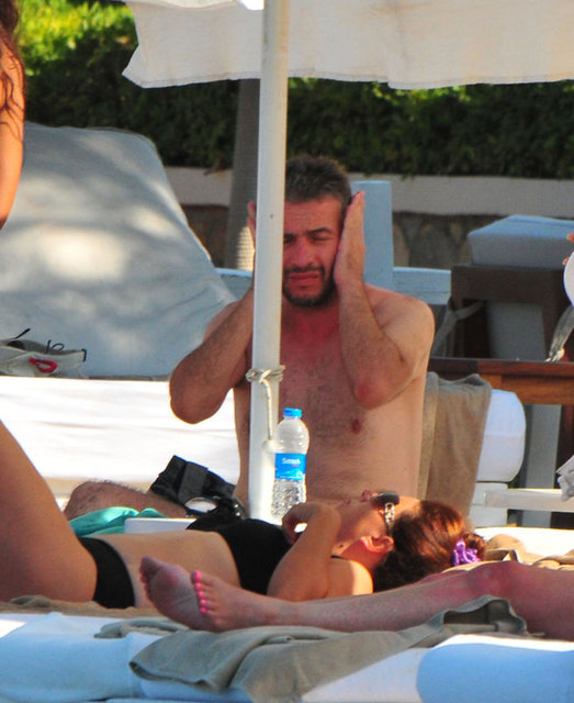 Önceki gün Gölköy'deki By Pablo Otel'de görüntülenen ikiliden Cemcir gölgede oturmayı tercih etti.