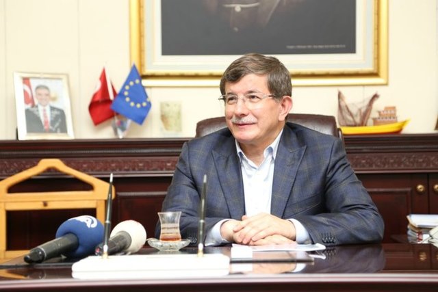 2 yıl için gitmişti ama 4 yıl kaldıktan sonra 1995'te ayrıldı Malezya'dan.Türkiye'ye döndüğünde aynı dosyasıyla yeniden başvurdu,doçentlik ünvanını burada da aldı.Çok geçmeden Marmara Üniversitesi'nde göreve başladı.Üniversitede kadro sorunları vardı.