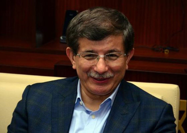 Tekstil ve ticaretle uğraşan Mehmet bey  yıllar içinde işini büyütmüştü. Oğlunun işletme okuyup yardım etmesini istiyordu.Davutoğlu da Boğaziçi'nde önce İktisat bölümüne kaydoldu.İngilizce hazırlık okuması gerekti.Lisede ikinci dili olduğundan zorlanmadı.